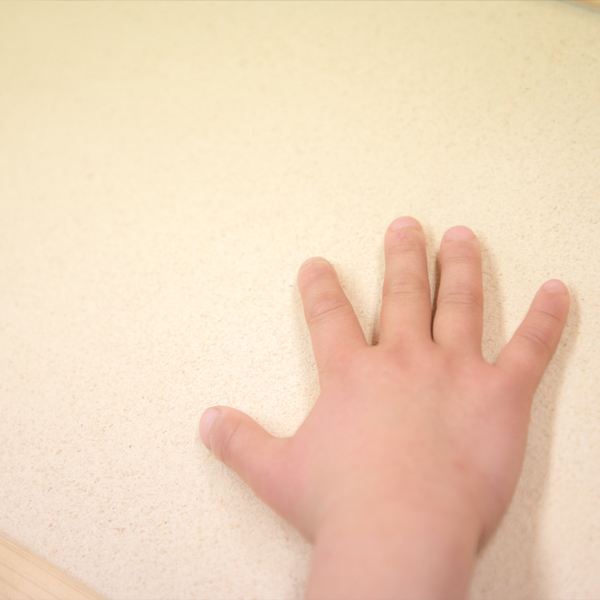 Mokkunに触れる子供の手